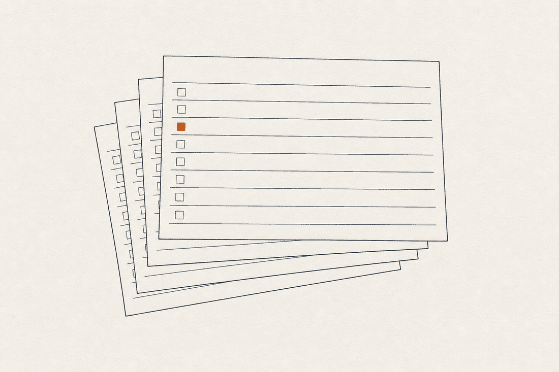 Dessin abstrait d'une pile de fiches réglées, une case marquée en cuivre sur la première.